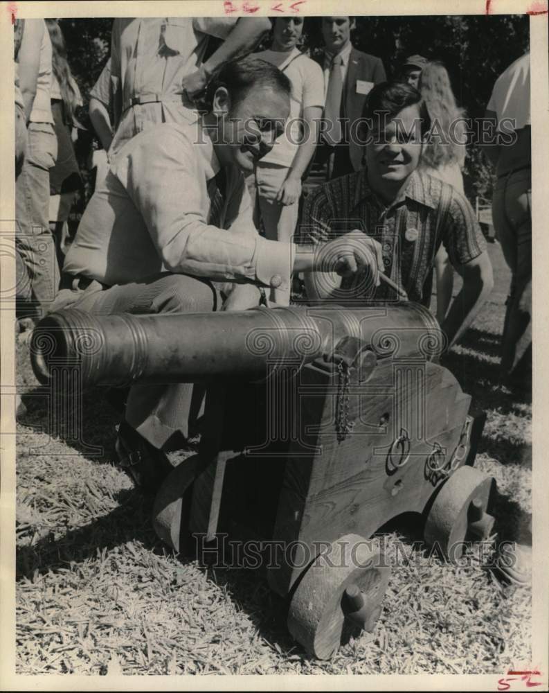 1972 Press Photo Texas Senator Joe Christie lights cannon before Reeking Regatta- Historic Images