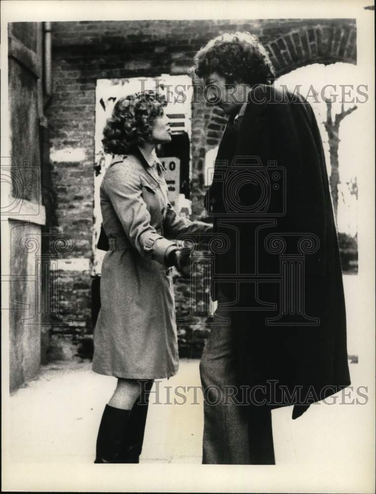 1979 Press Photo Actress Julie Christie talks with co-star in this scene- Historic Images