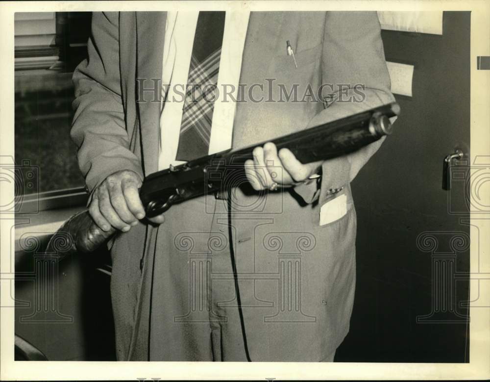 1957 Press Photo Man holding sawed-off shotgun - hca80009