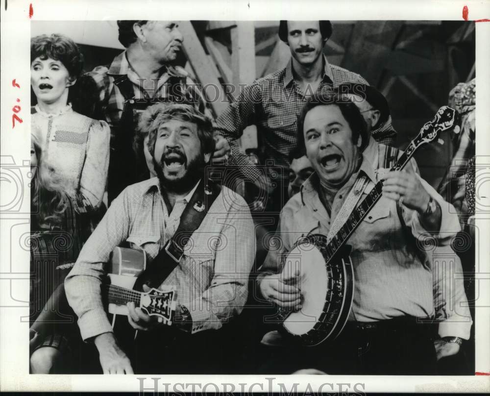 1983 Press Photo Group around Country music singer Roy Clark and guitar player- Historic Images