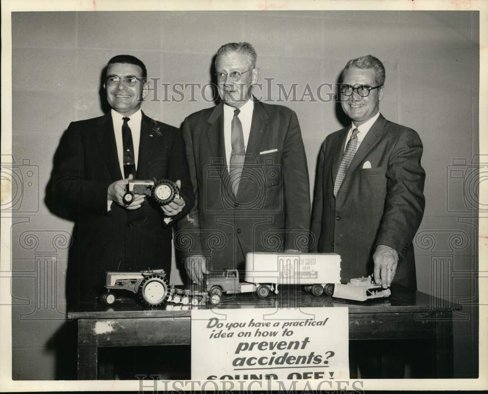 1960 Press Photo Carl Hand, Sherman Clark, JL Claverie pushing farm safety, TX