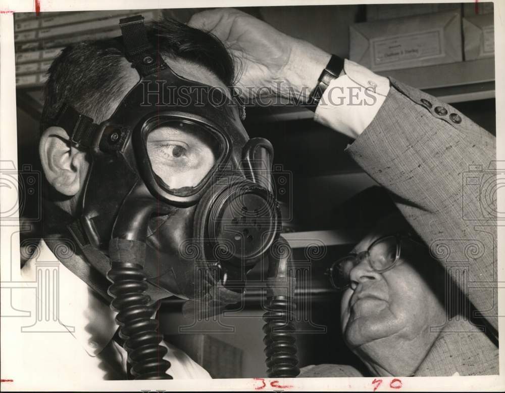 1960 Press Photo Jess Caveness, Captain Al Nichols in Gas Mask, Harris County