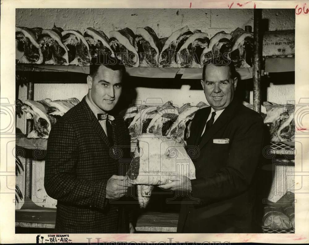 1960 Press Photo Linebacker Dennit Morris and Wade Caves, Wade Caves Packing Co.- Historic Images