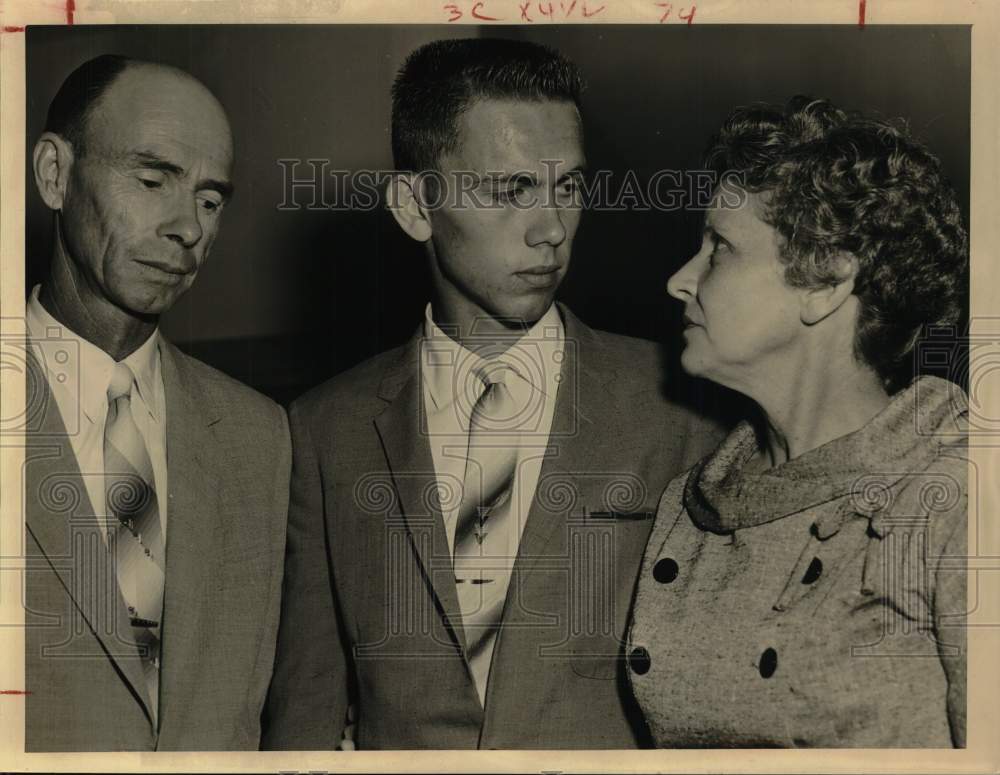 1958 Press Photo David Lee Cane with Parents, Found Guilty in Houston