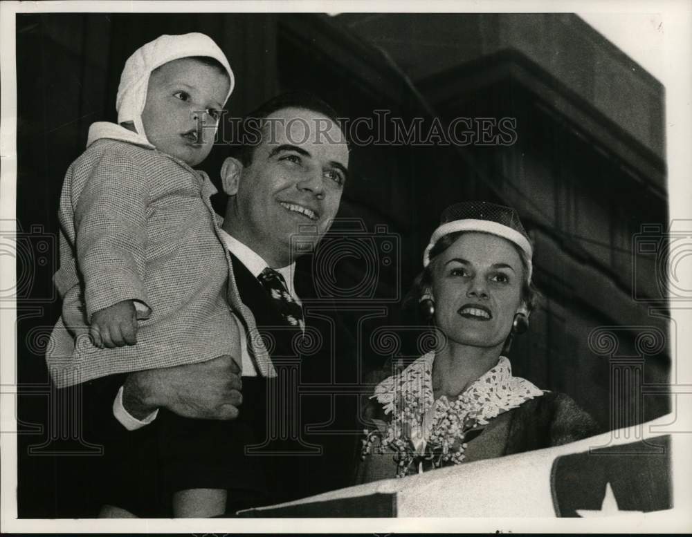 1956 Press Photo Tennessee Governor Frank Clement with wife and child