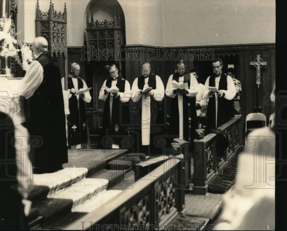 1956 Press Photo Clergymen participate in a church service - hca80233
