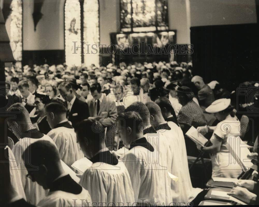 1956 Press Photo Parishioners participate in a church service - hca80235