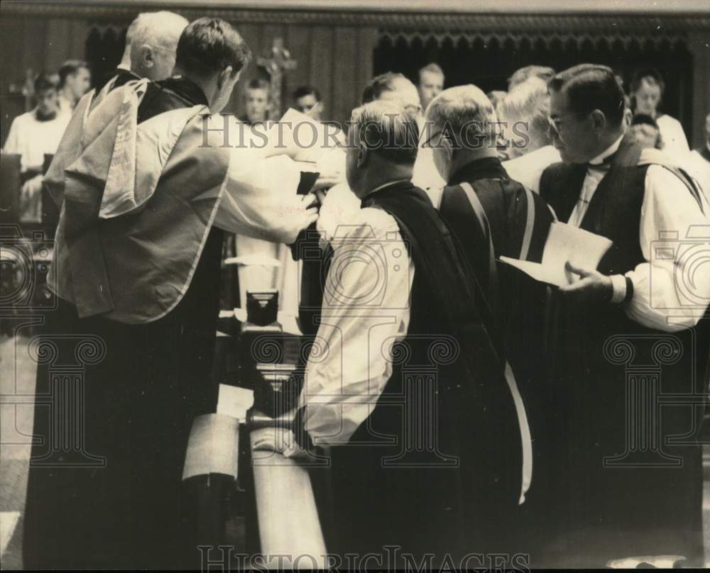 1956 Press Photo Clergymen participate in a church service - hca80237
