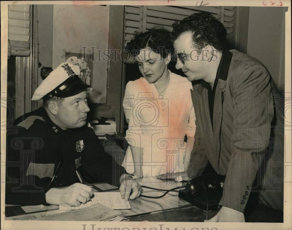 1951 Press Photo Tommy Cleboski and friend talk to Deputy Sheriff at station