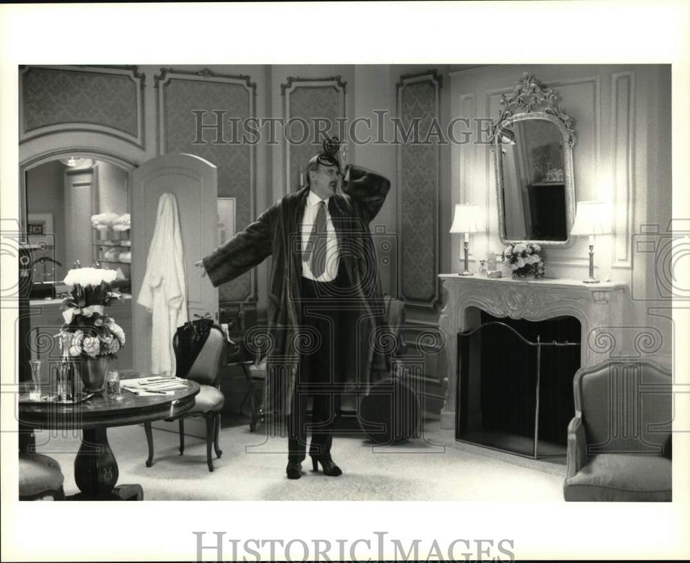 1999 Press Photo Actor John Cleese performs in comedy scene - hca80267- Historic Images