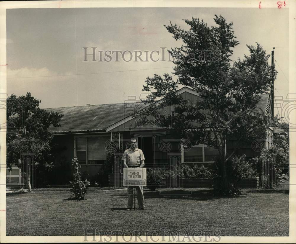 1962 Press Photo D.C. Christian awarded Yard of the Month, Langwood Civic Club- Historic Images