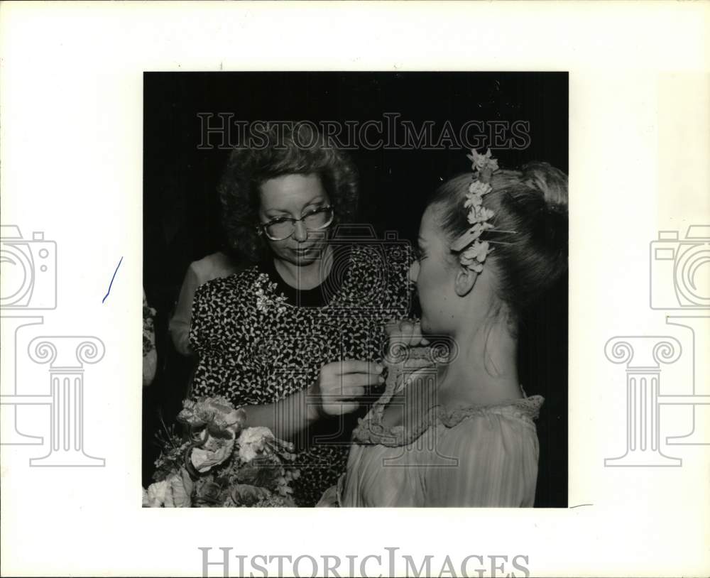 1988 Press Photo Princess Christina pins Swedish Ballet memento on Kristen Wilks- Historic Images