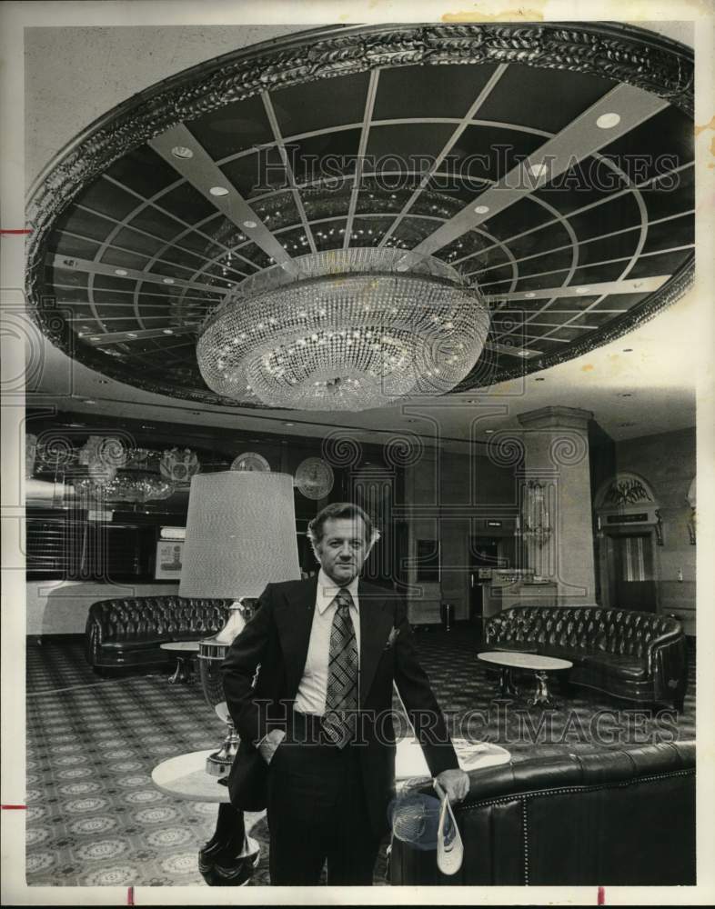 1975 Press Photo James Cazanas stands in Rice Hotel lobby - hca80369