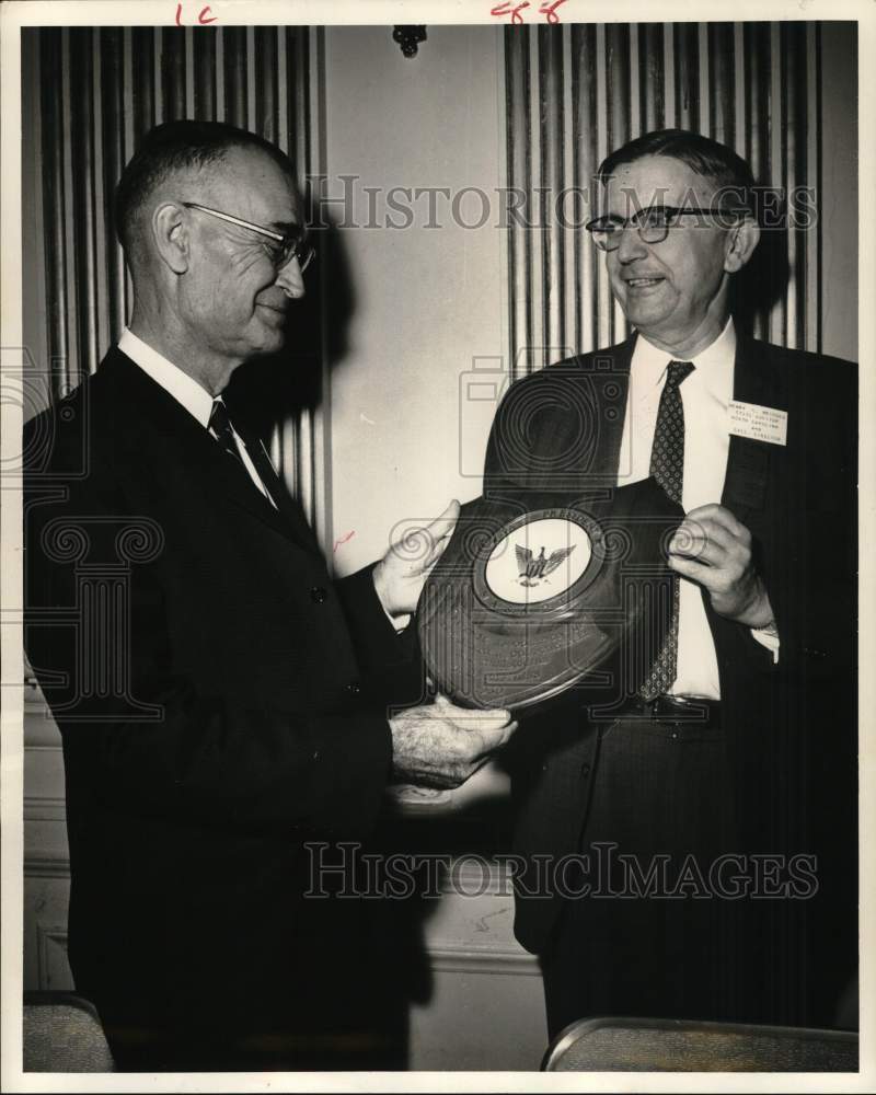 1961 Press Photo Texas Auditor C.H. Cavness admires plaque - hca80379