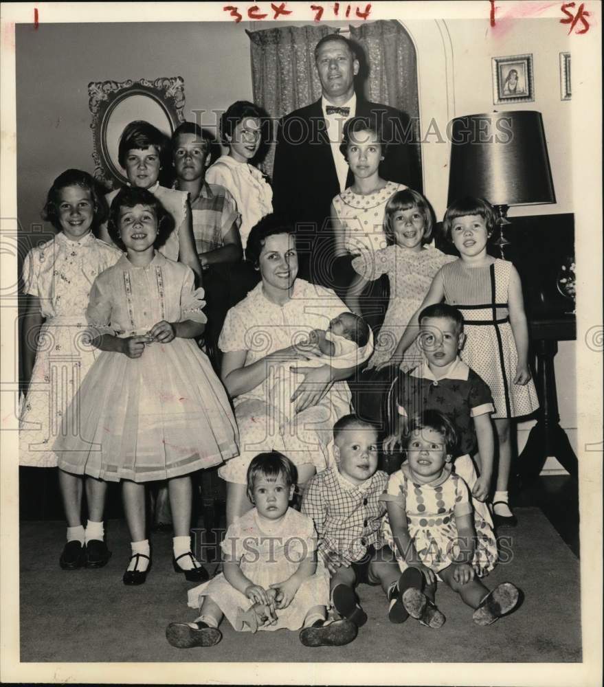 1959 Press Photo Mr. & Mrs. Charles A. Casperson of 1902 Kipling with Children