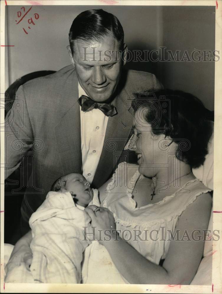 1958 Press Photo Mr. and Mrs. Charles Caspersen with their newborn - hca80432