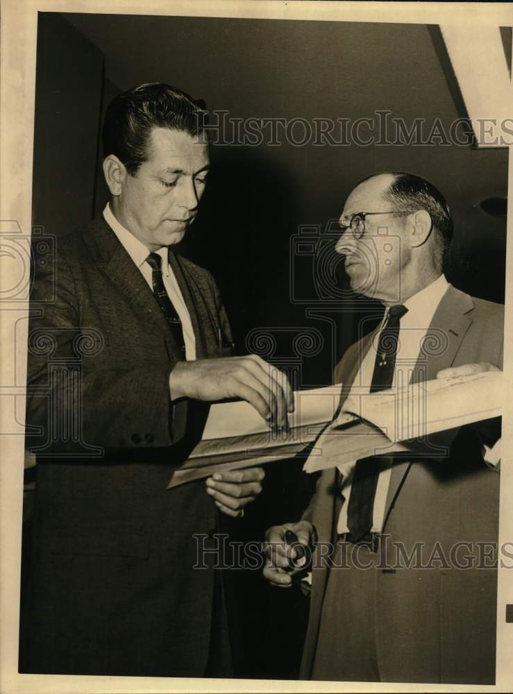 1959 Press Photo Richard Cap, Aldine School Board, R.C. Kaigler, court bailiff