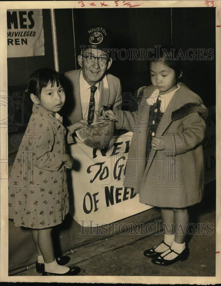 1958 Press Photo Sam Casey, Kathleen & Diana Gee donate to Mile O' Dimes charity