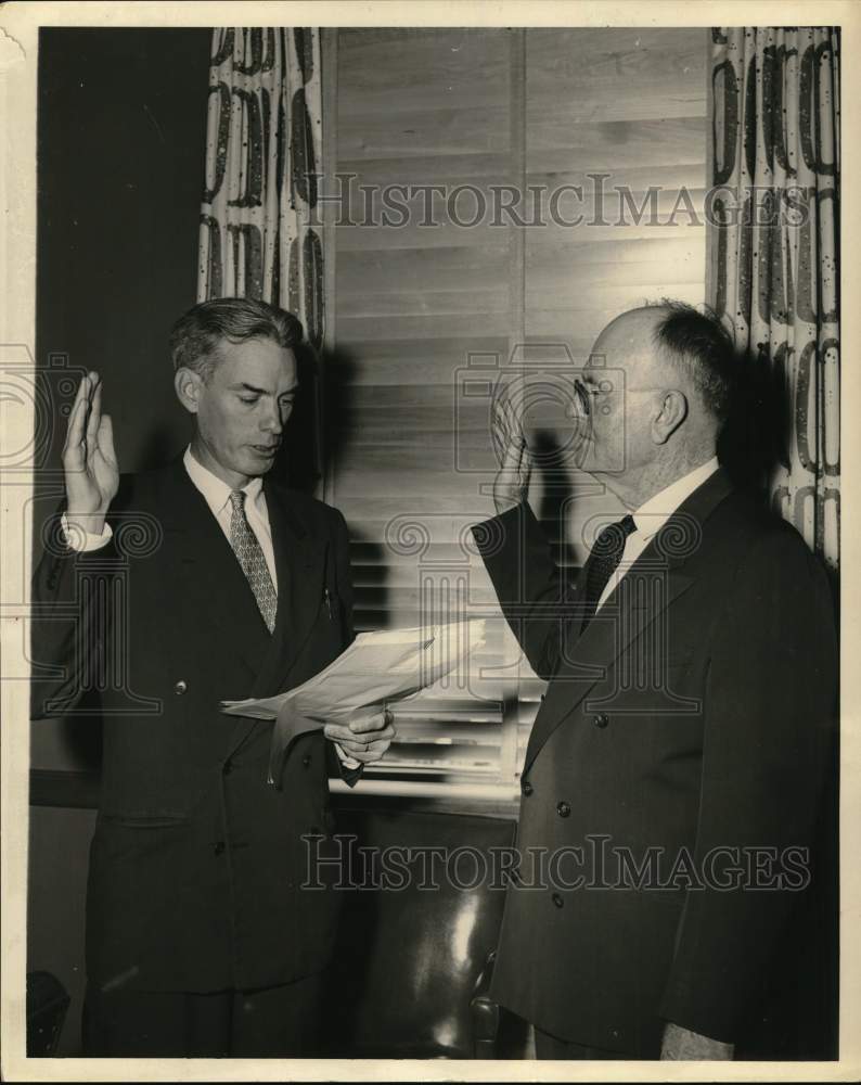 1954 Press Photo Swearing in: Bob Casey, J.S. Bracewell, judge - hca80574