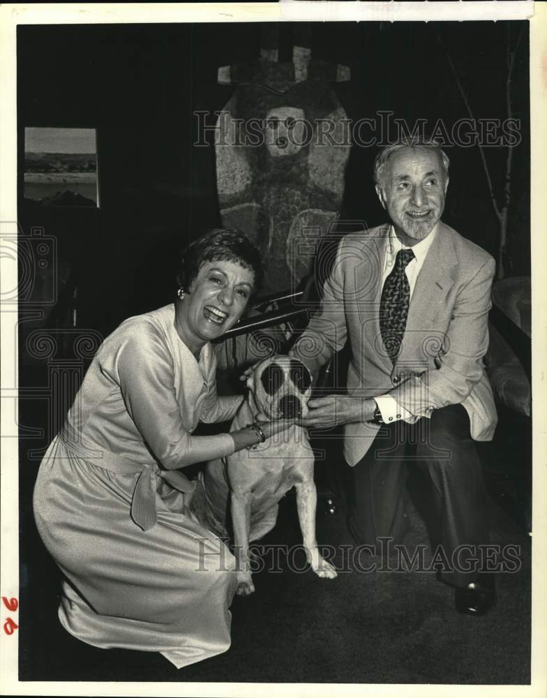 1980 Press Photo Opera singer Elisabeth Carron with dog Charlie in Houston- Historic Images