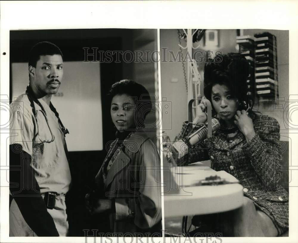 1999 Press Photo Actress Khandi Alexander in scene from &quot;ER&quot; and &quot;NewsRadio&quot;- Historic Images