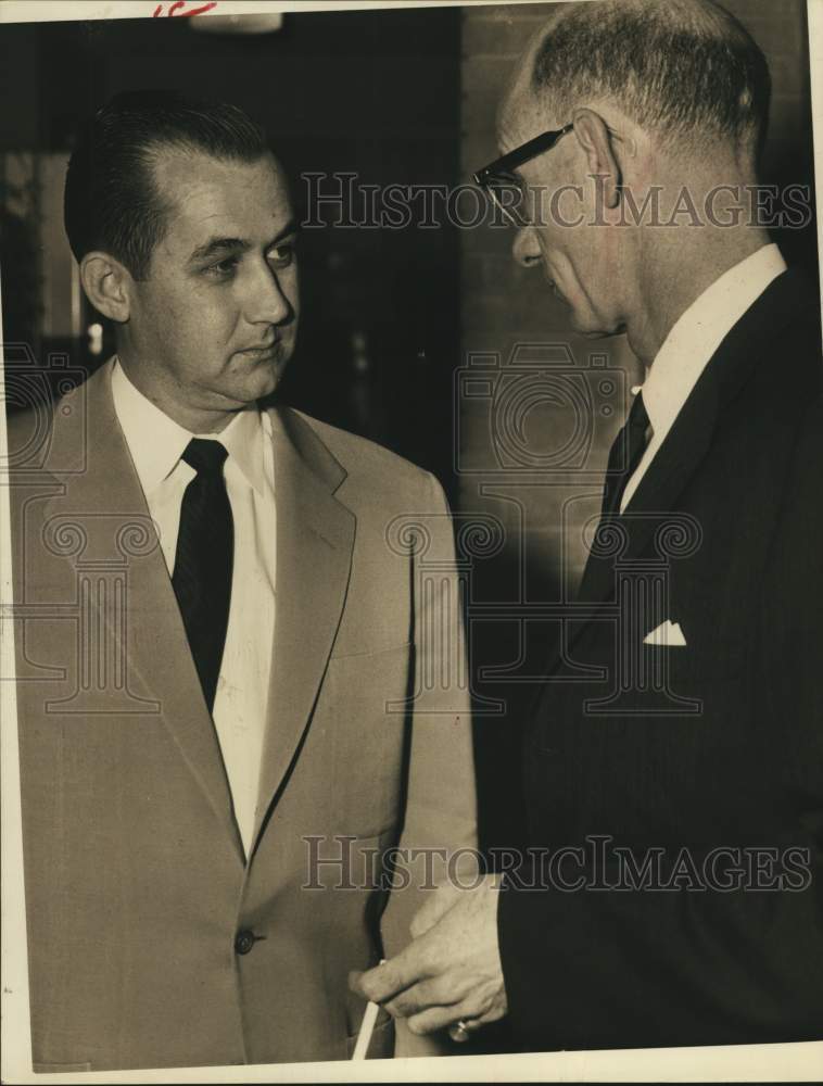 1959 Press Photo Ralph Chambers, Houston attorney talks with Sam Hoover