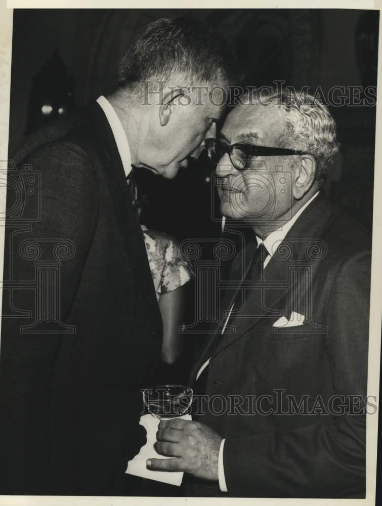 1959 Press Photo Men talk privately during event - hca80748