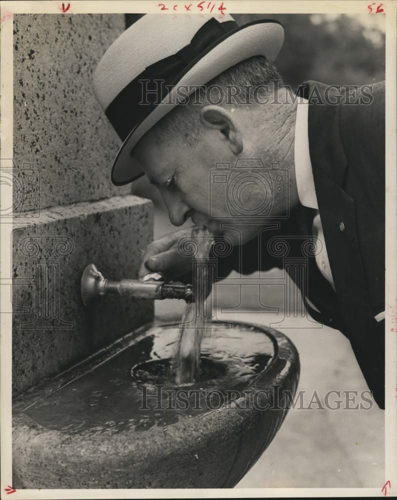 1961 Press Photo Rep. Joe Chapman, Sulphur Springs, tastes sulphur-tainted water