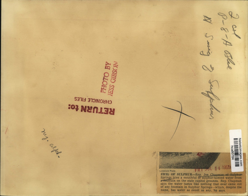 1961 Press Photo Rep. Joe Chapman, Sulphur Springs, tastes sulphur-tainted water