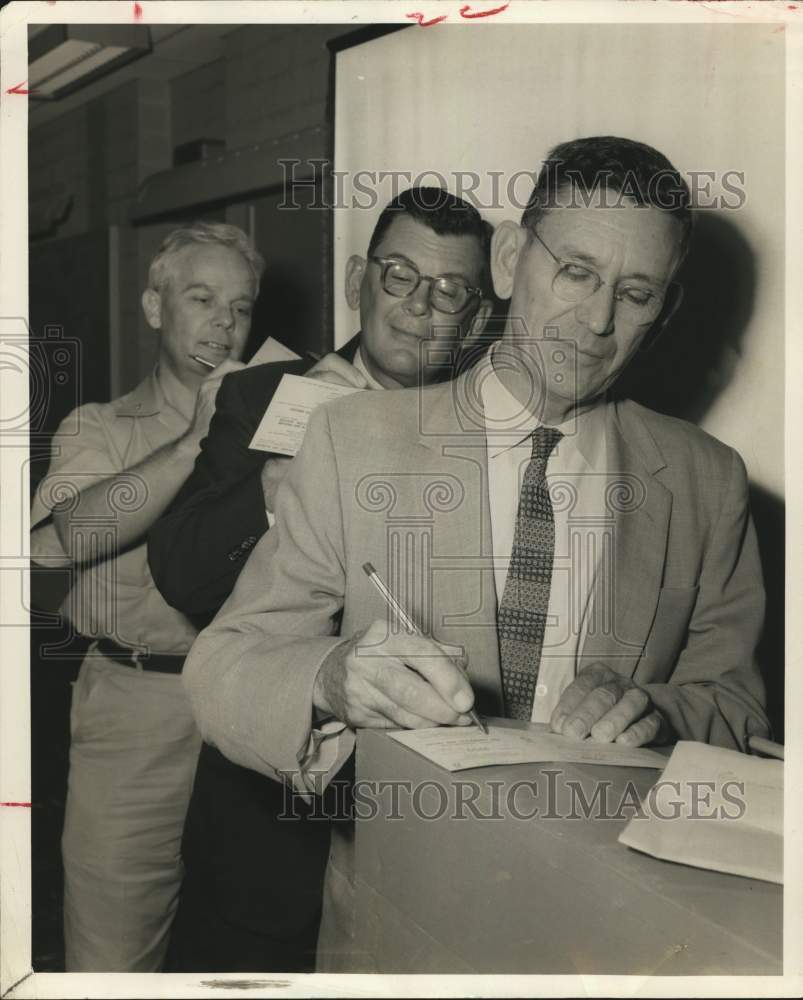 1958 Press Photo H. Bronson, Kyle Chapman, O. Rader make United Fund pledge; TX