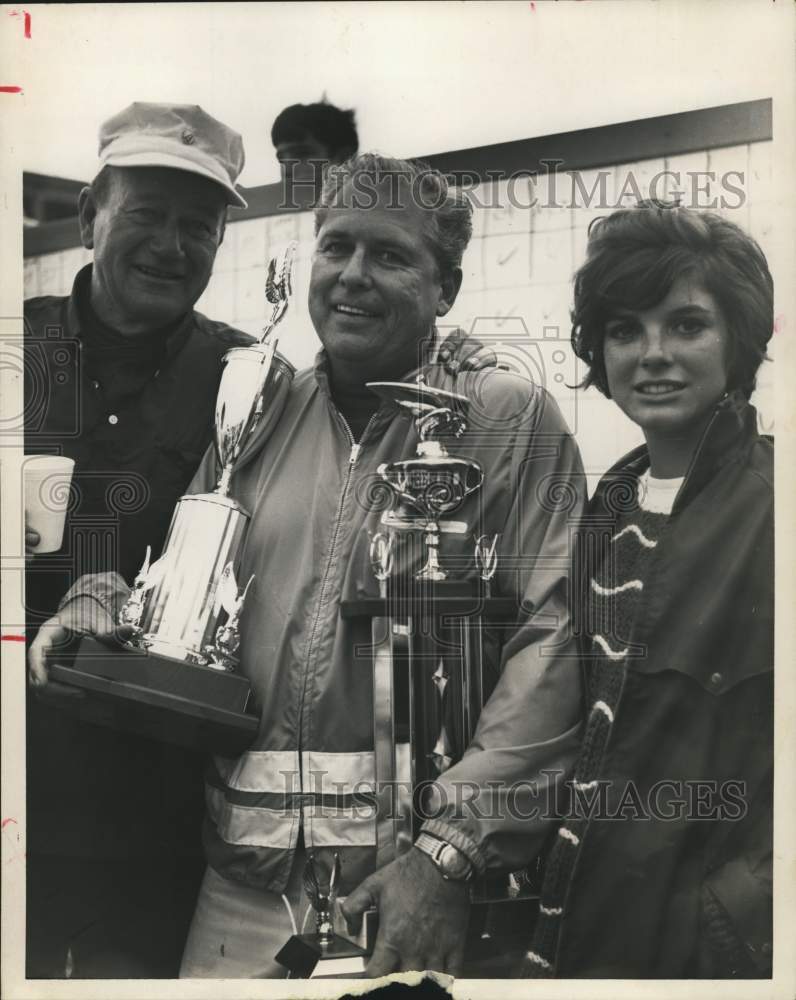 1993 Press Photo John Wayne, Bob Brister, Katherine Ross with trophies- Historic Images