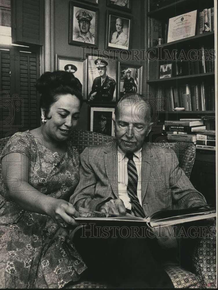 1965 Press Photo Jasmine Egan, General William Chase remember Manila liberation