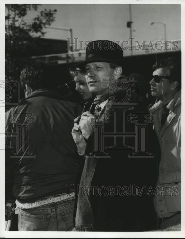 1991 Press Photo Gary Chason on the set of &quot;Charlie&#39;s Ear&quot; - hca80896- Historic Images