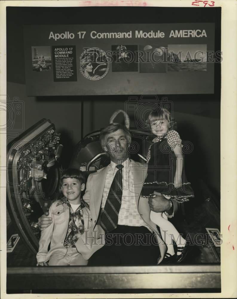1975 Press Photo Astronaut Eugene Cernan holds Allison Brannon, Douglas New; TX