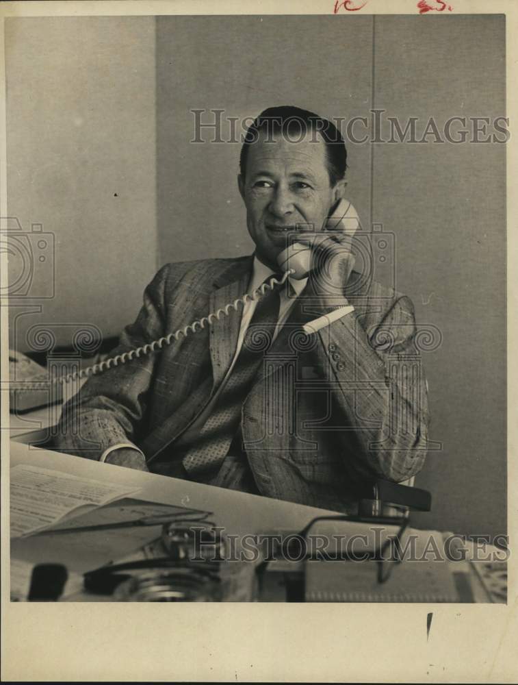1960 Press Photo Sam Arnett, Carrousel Motor Hotel's general manager, on phone