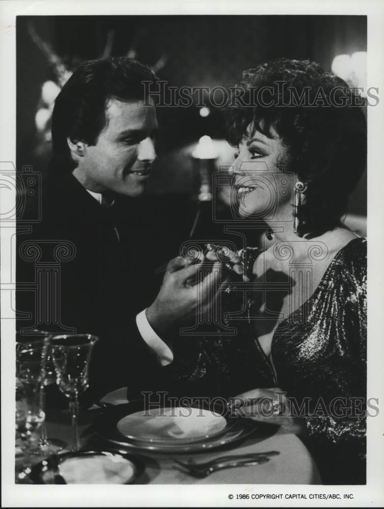 1986 Press Photo Michael Nader proposes to Joan Collins in &quot;Dynasty&quot; episode- Historic Images