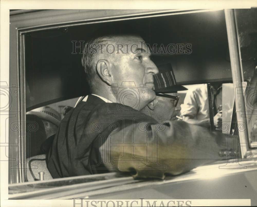 1957 Press Photo Texas Sheriff Bill Decker picked Ben Cage up from airport