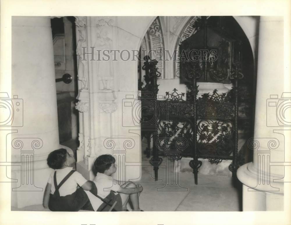 1951 Press Photo Two young Dominican children gaze upon the tomb of Columbus