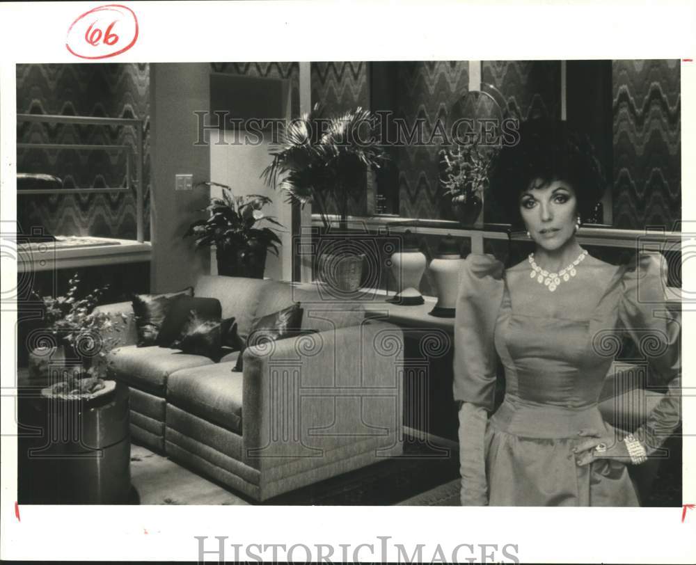 1985 Press Photo Actress Joan Collins with her Alexis&#39; look design - hca81434- Historic Images