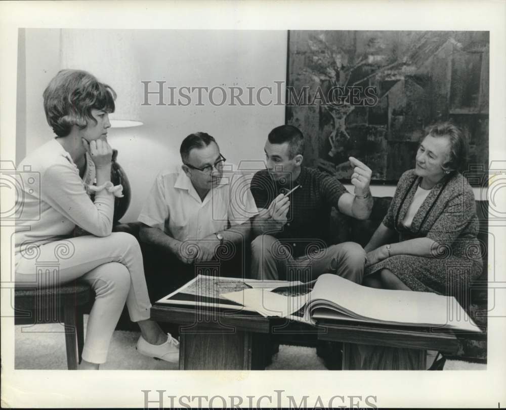 1966 Press Photo Astronaut Eugene Cernan explain flight to wife and parents