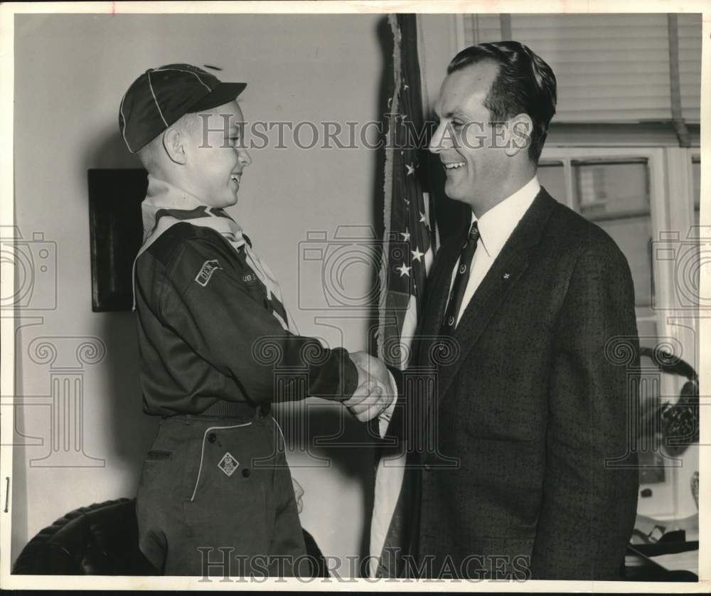 1955 Press Photo Texas congressman Bruce Alger shakes hands with cub scout.