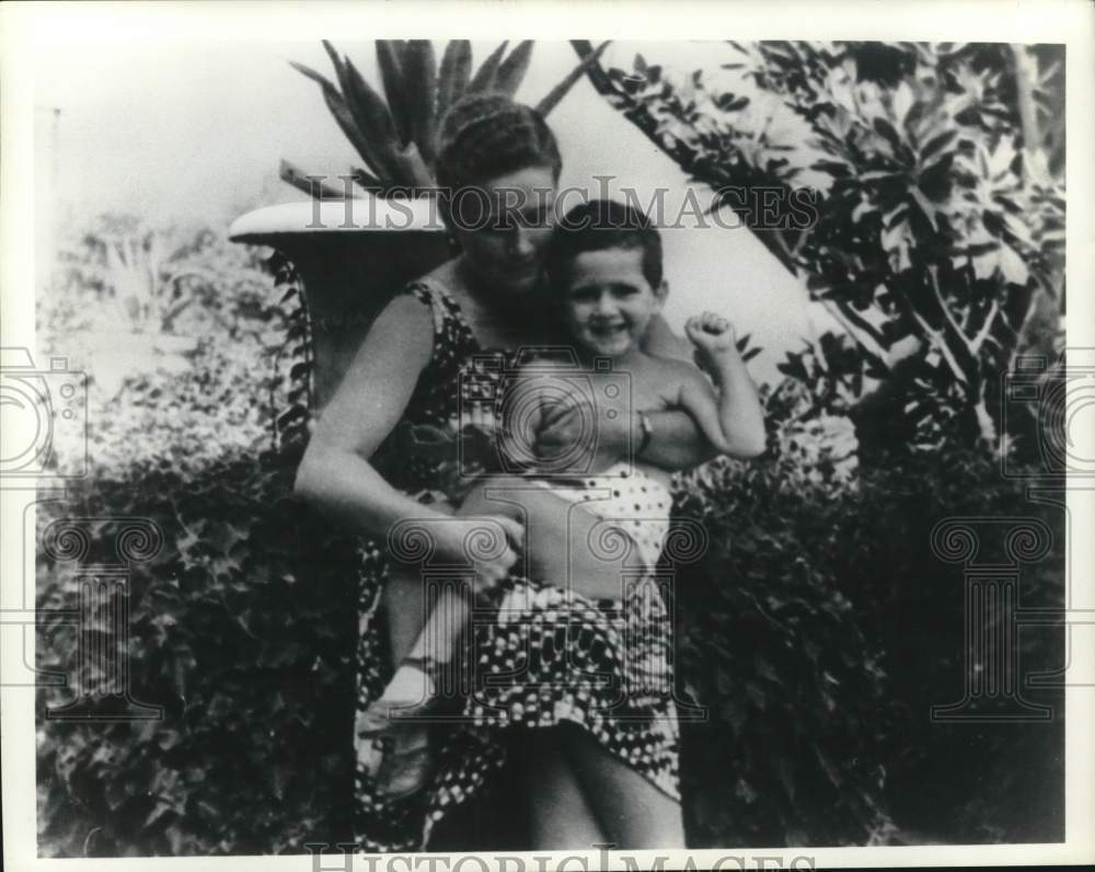 1952 Press Photo Svetlana Alliluyeva with her son, Iosif Mororzov - hca81597