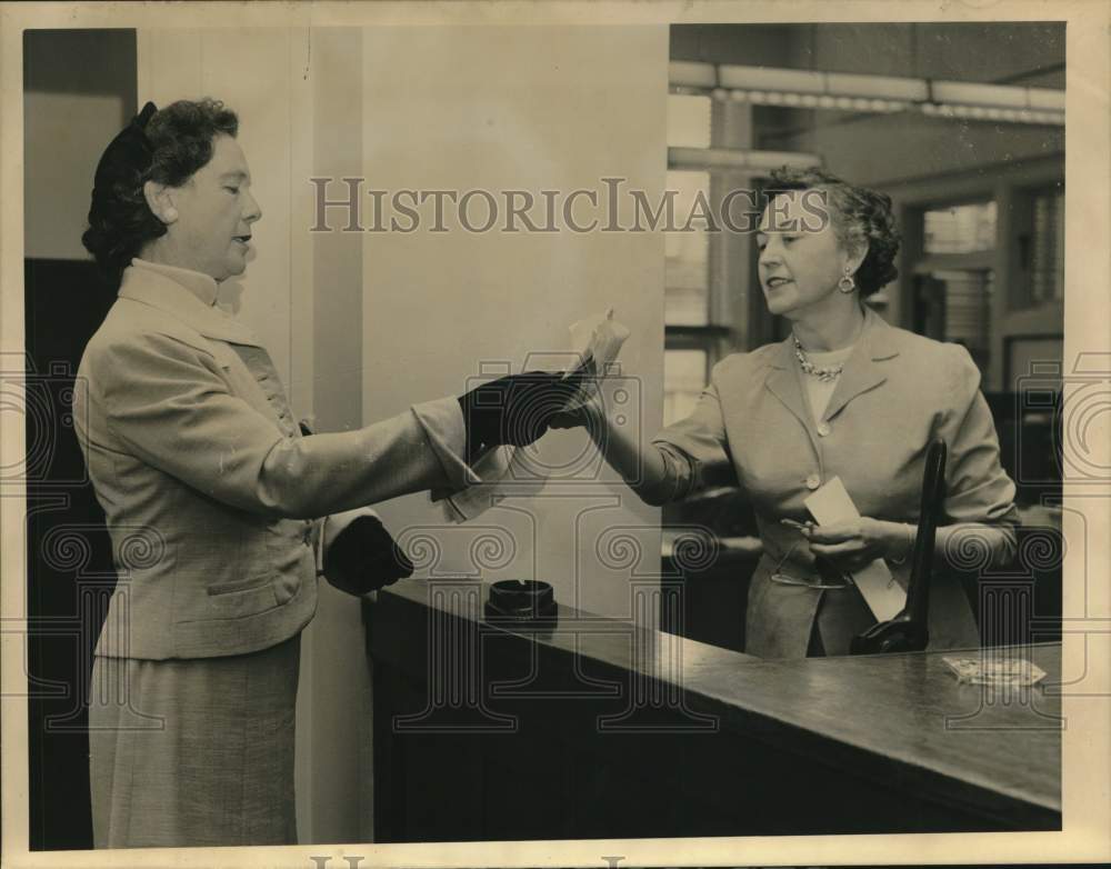 1958 Press Photo Mrs Irene Cliett with another woman - hca81609