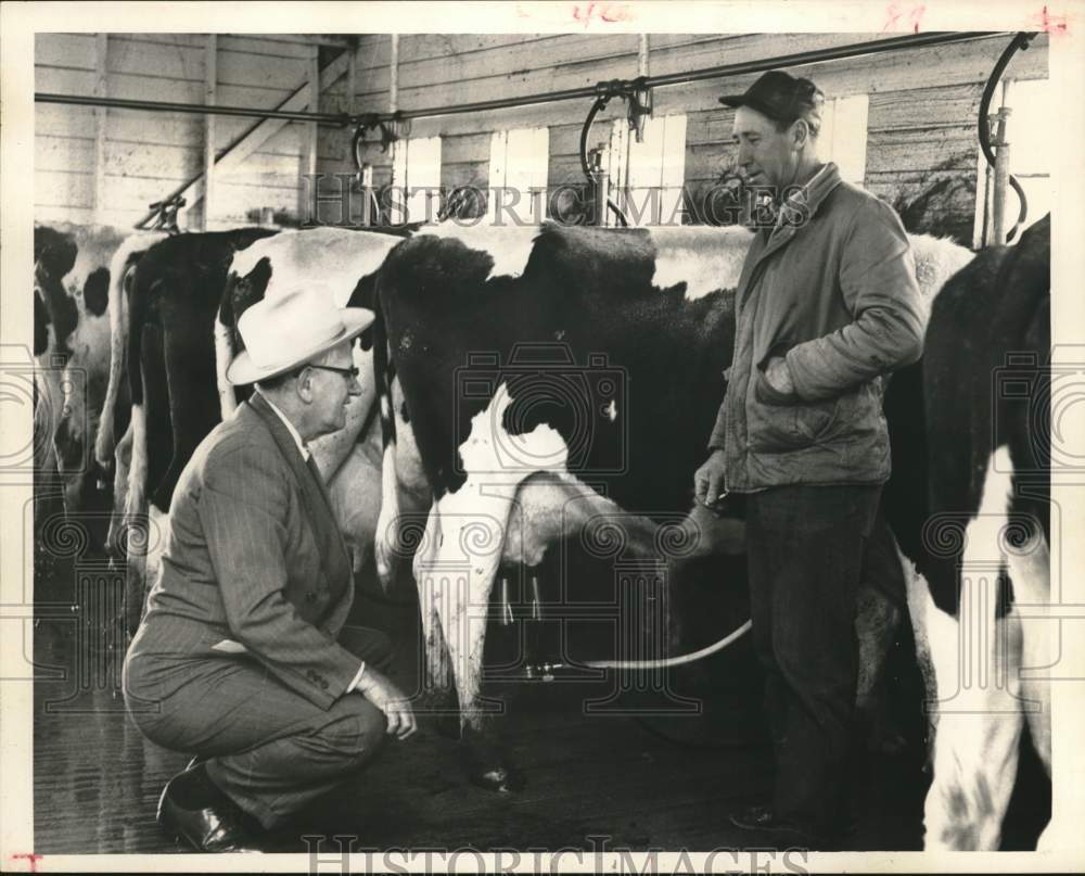 1961 Press Photo County agent Dan Clinton visits W. A. Christen Dairy Farm