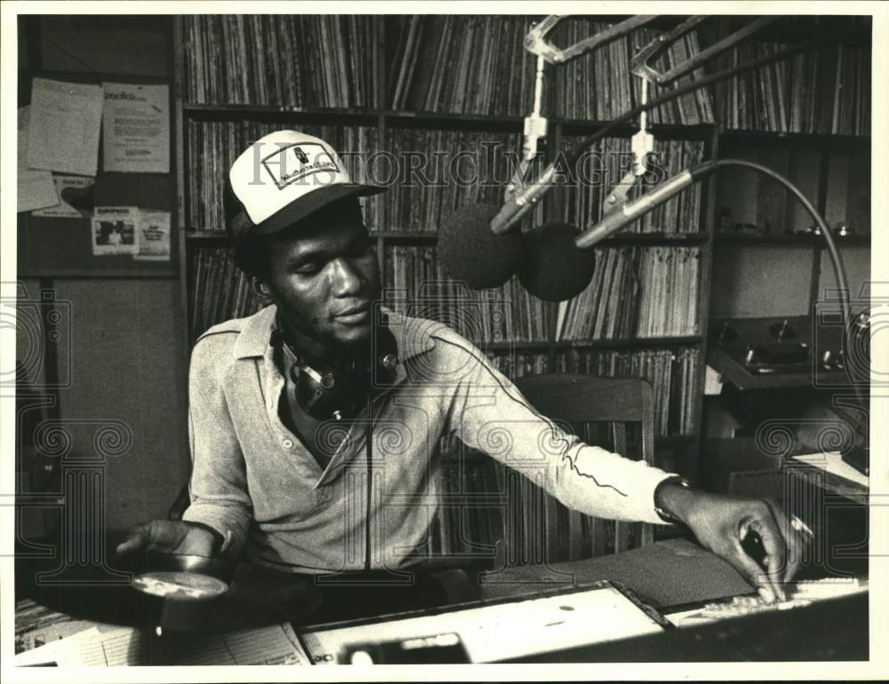 1981 Press Photo Disc jockey Tony Campbell in KPFT studio - hca81699- Historic Images