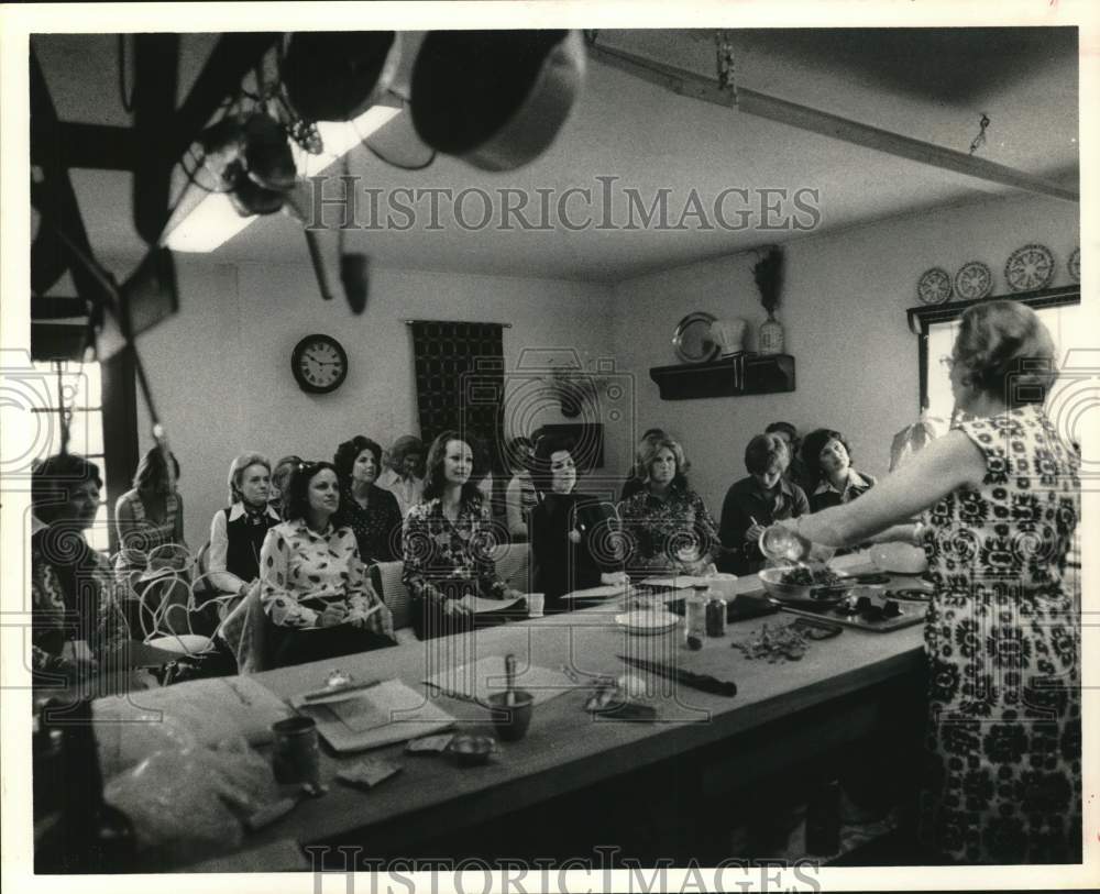 1974 Press Photo Verlyn Campbell shows cooking class the art of watercress soup- Historic Images