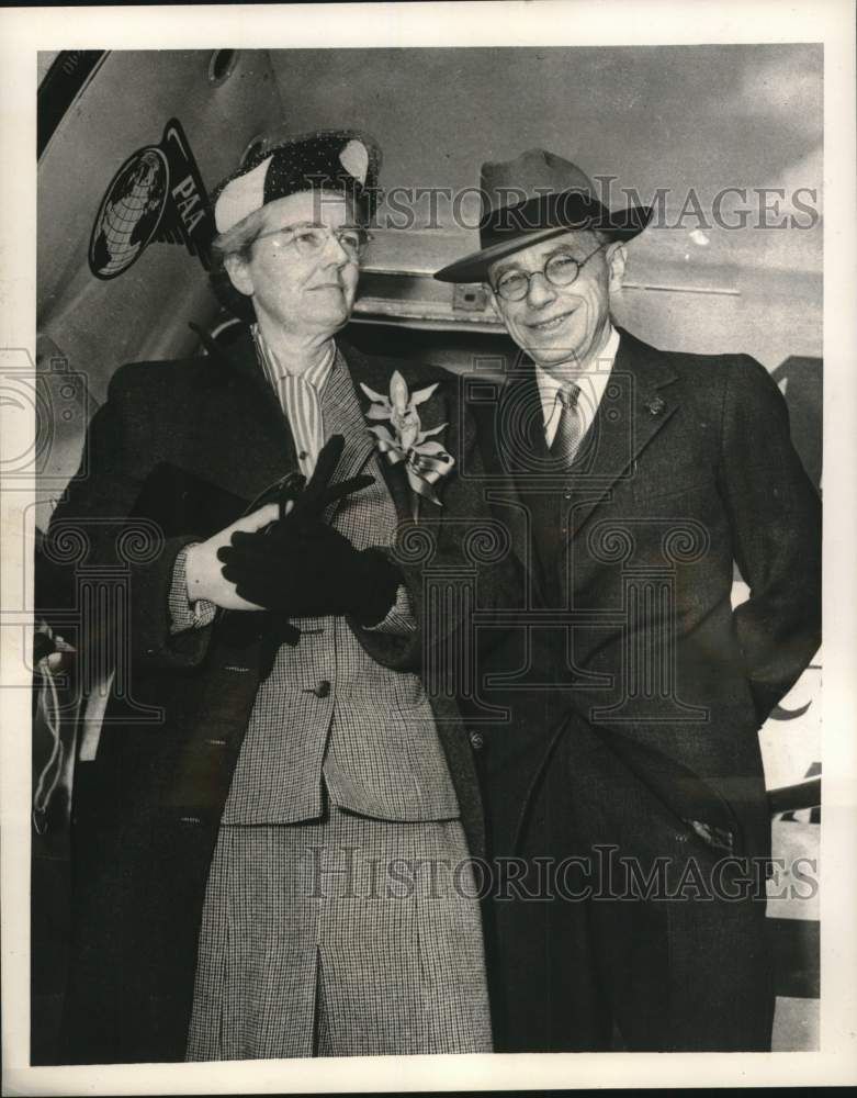 1953 Press Photo Dr. James Bryant Conant and his wife leaving for Europe