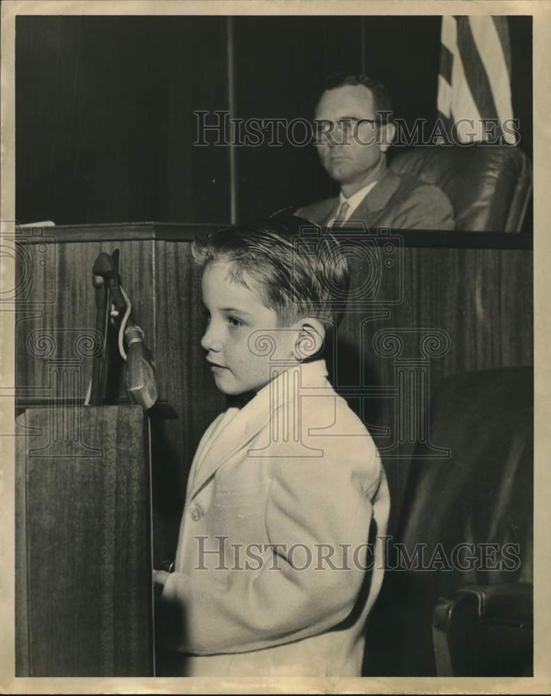 1960 Press Photo Young Clifford Ashmead on stand; Judge Wendell listens