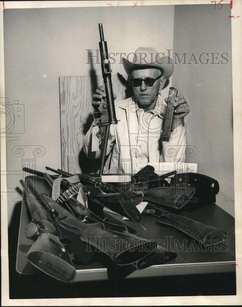 1962 Press Photo Deputy Carlie Asbeck with guns confiscated from 16-year-old