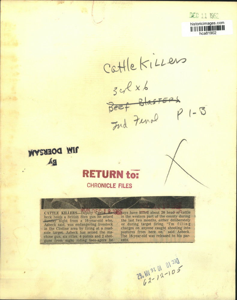 1962 Press Photo Deputy Carlie Asbeck with guns confiscated from 16-year-old